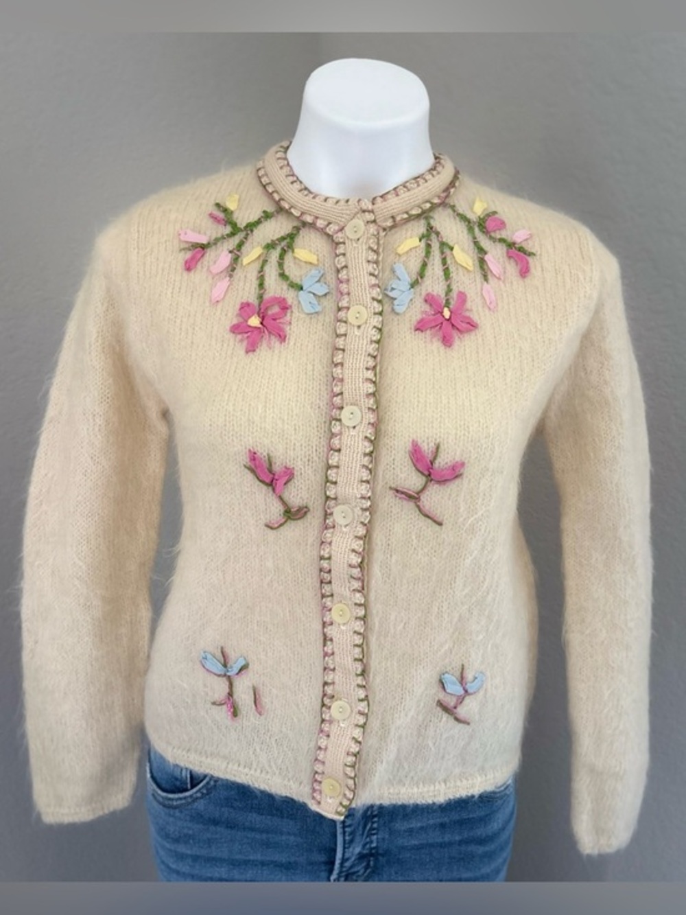 Vintage 1950s-1960s Jane Irwill Cream Floral Embroidered Mohair Cardigan Small‎